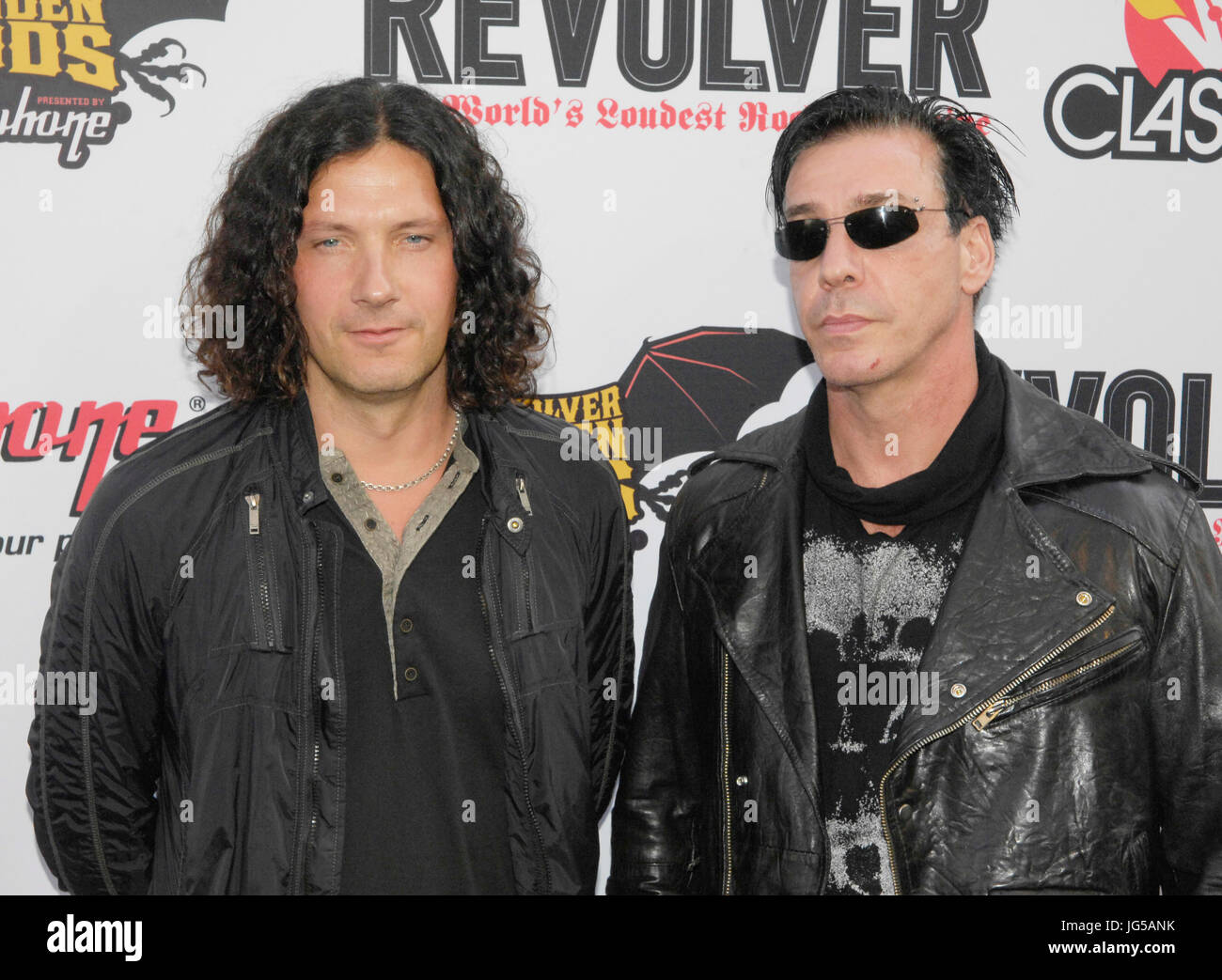 Musicien's Till Lindemann (L) Christoph Schneider (R) groupe industriel Rammstein arrive 3ème annuel Revolver Golden Gods Awards Club Nokia avril 20,2011 Los Angeles, Californie. Banque D'Images