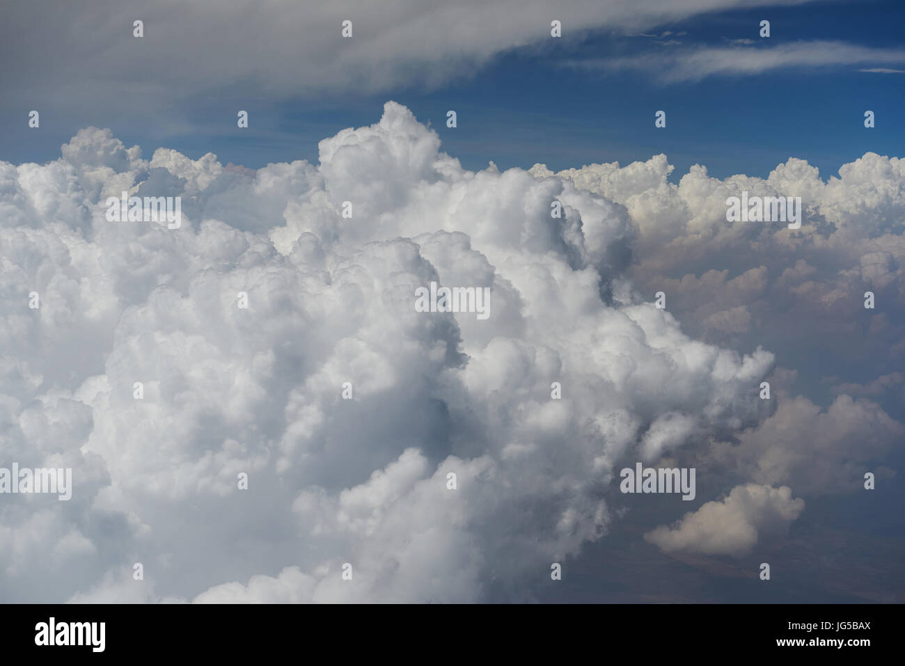 Haut de grands nuages de blue sky air plane Banque D'Images
