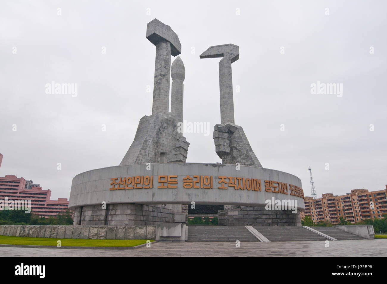 Le marteau et la faucille,écrit sous forme de pinceau le Parti des travailleurs Monument, Pyongyang, Corée du Nord Banque D'Images