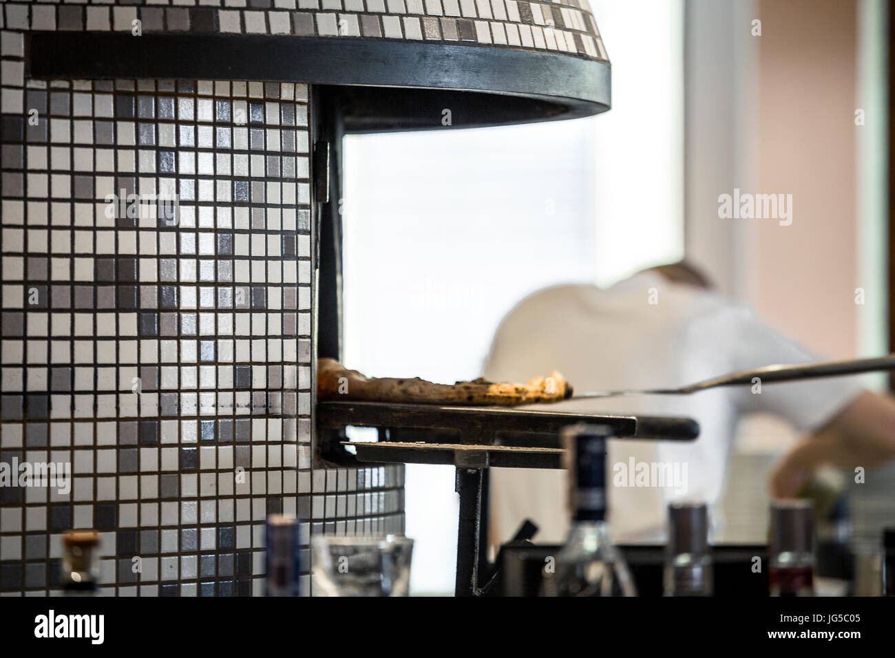 Noir et blanc moderne, pizza italienne cuisinière Banque D'Images