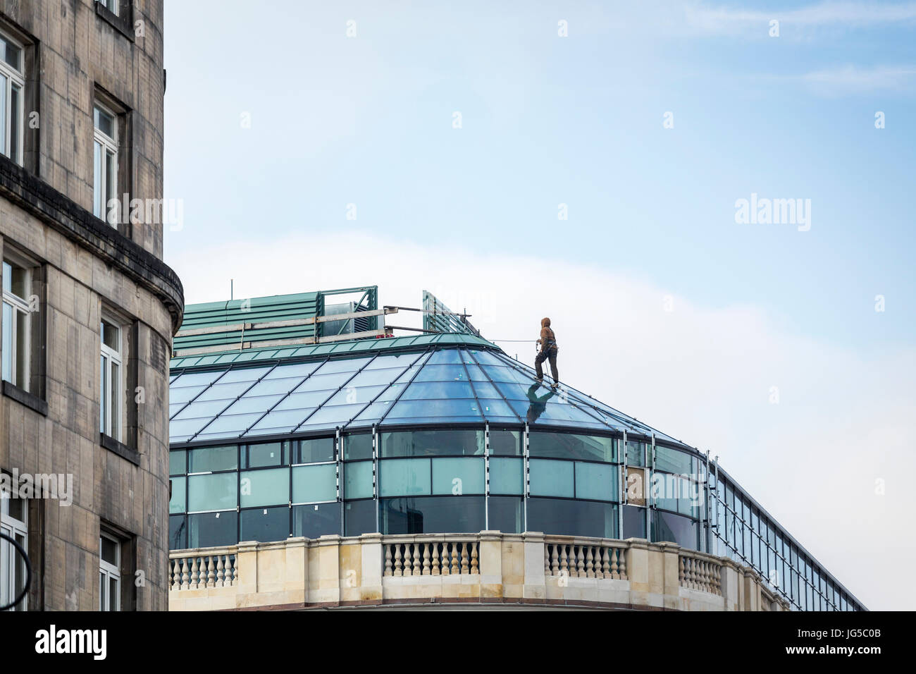 Travailleur en faisceau sur verre, sur des hauteurs Banque D'Images