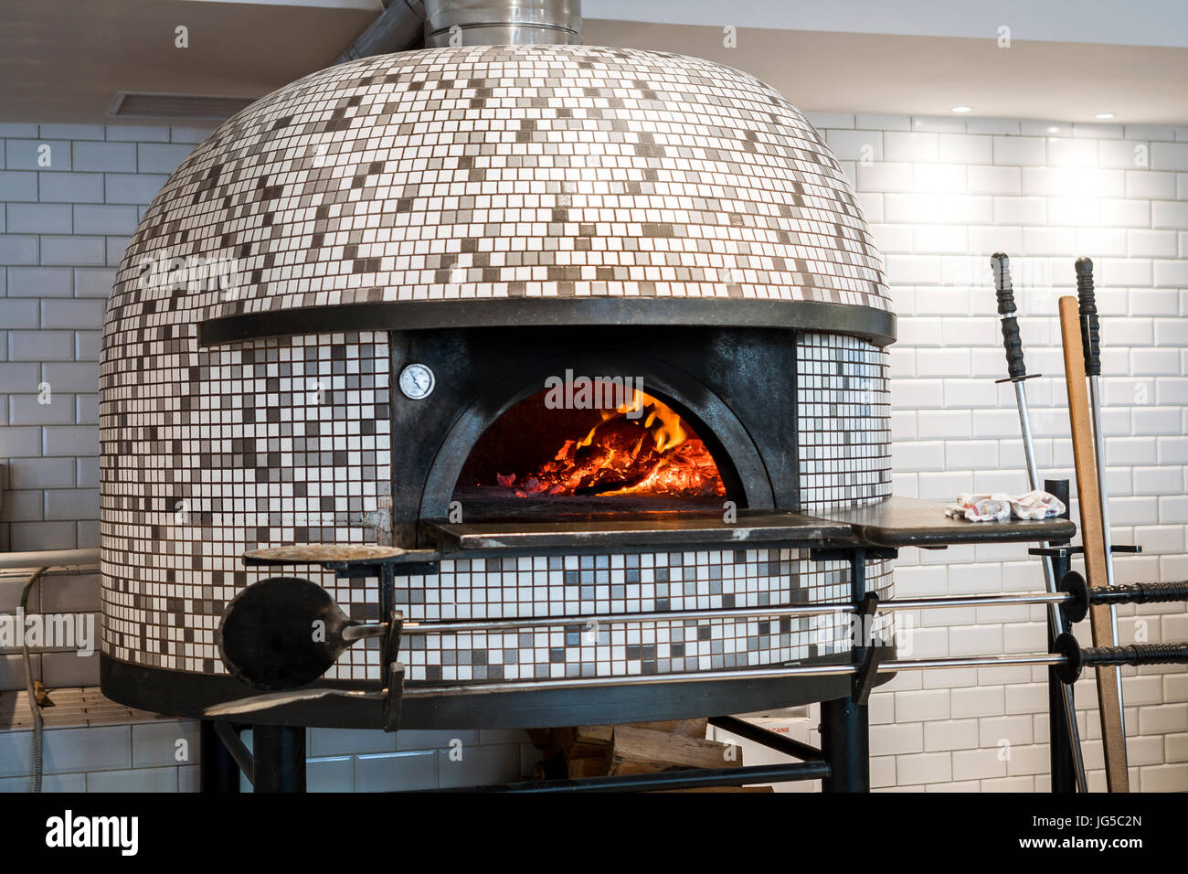 Noir et blanc moderne, pizza italienne cuisinière Banque D'Images