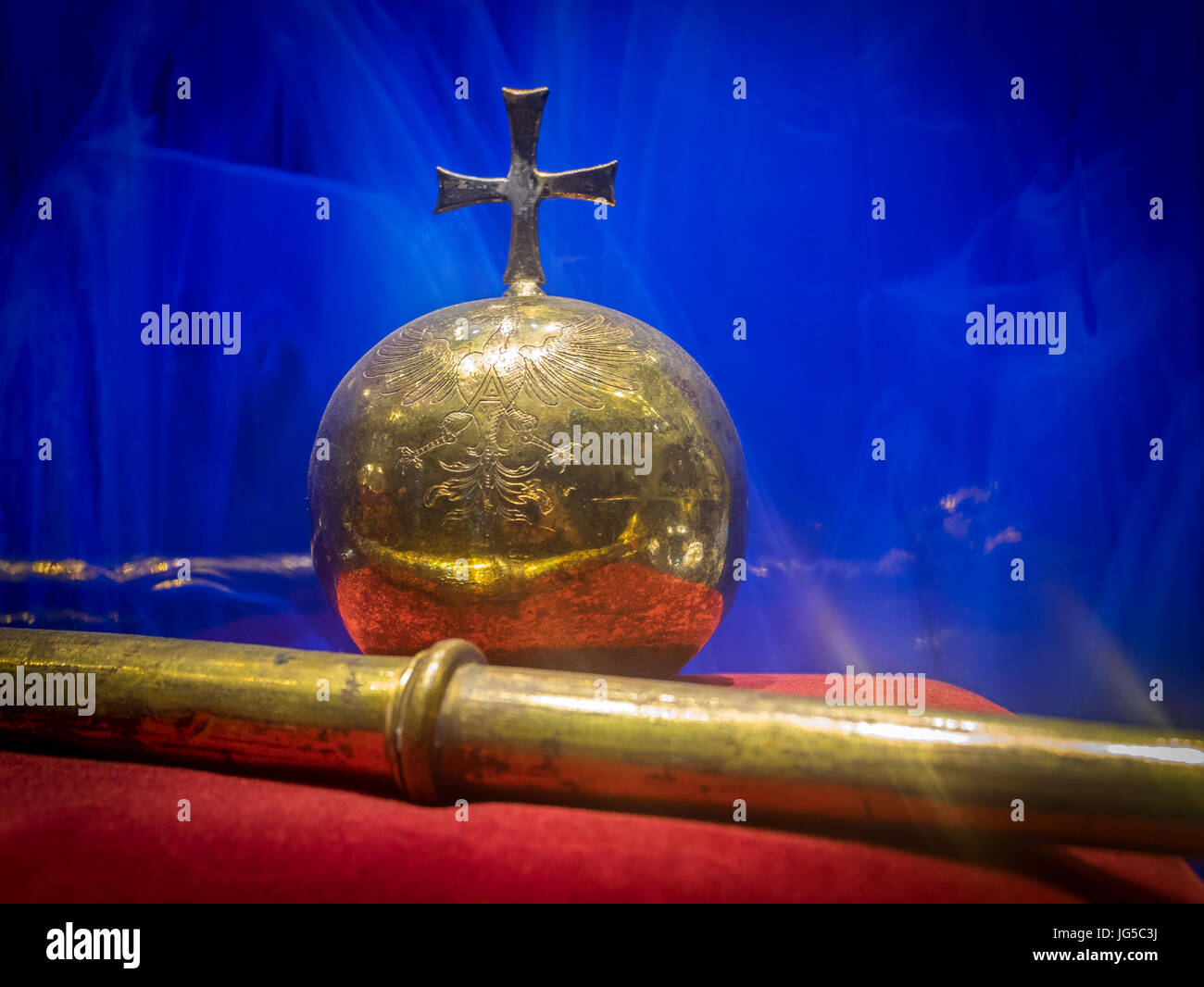 Orb vieux avec croix et sceptre dans un musée Banque D'Images