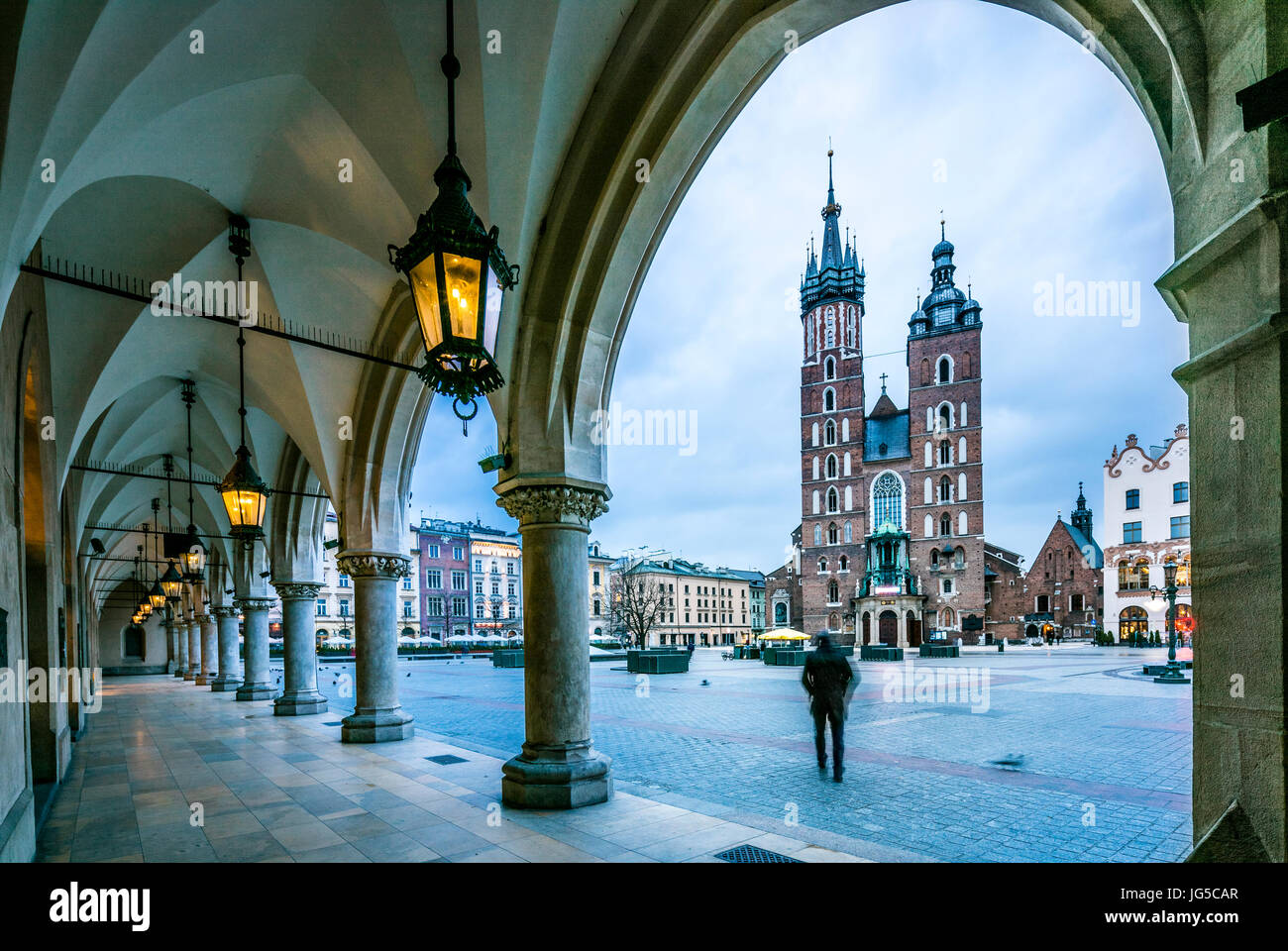 Belle place du marché de Cracovie, Pologne, Europe. Couleurs fanées. Banque D'Images