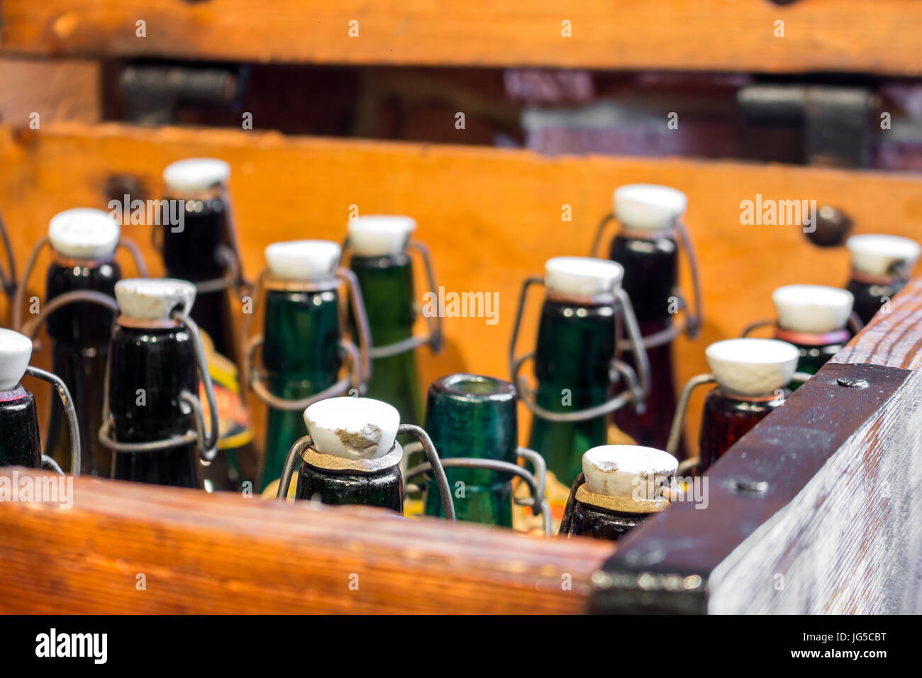 Vert et Brun vide bouteilles vintage dans une boîte Banque D'Images