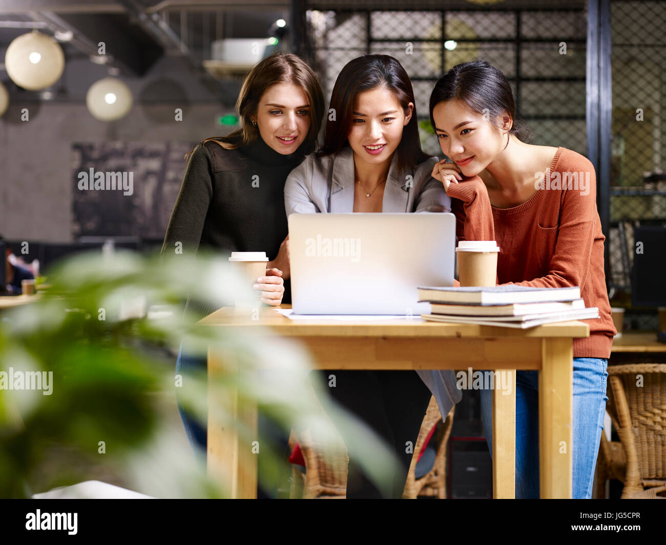 Trois femmes asiatique et caucasienne entrepreneur travaillant dans office à l'aide d'un ordinateur portable. Banque D'Images
