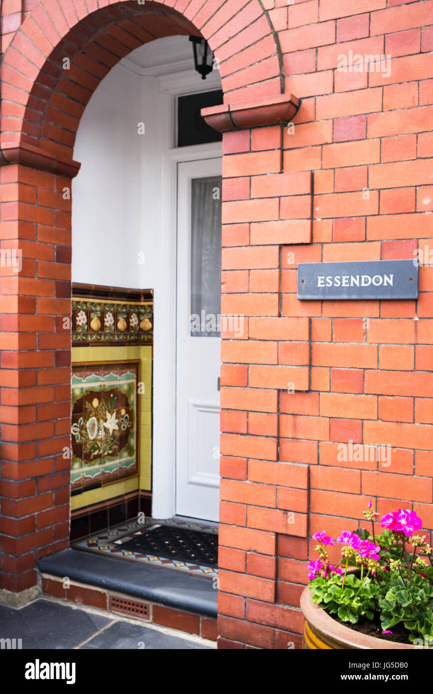 L'une des nombreuses entrées de bienvenue aux maisons à Aberaeron, Ceredigion, pays de Galles, Royaume-Uni Banque D'Images