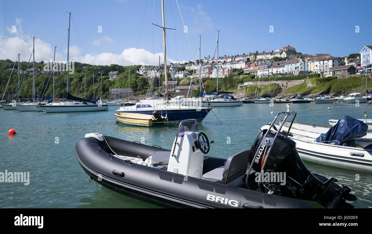 Yachts ancrés dans le refuge de New Quay harbour, Ceredigion, pays de Galles, Royaume-Uni Banque D'Images