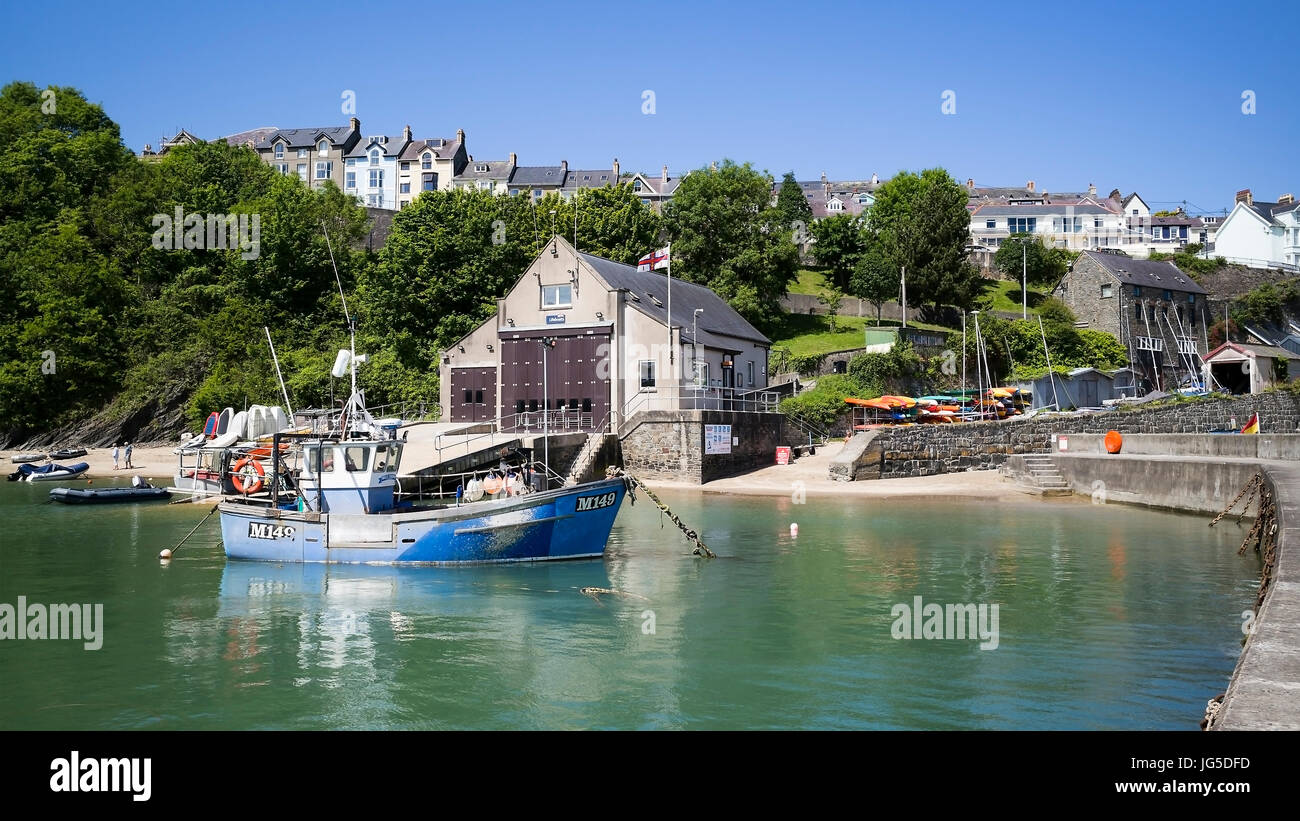 Le M149 chalutier mollusques ancré dans le port de New Quay, Ceredigion, pays de Galles, Royaume-Uni Banque D'Images