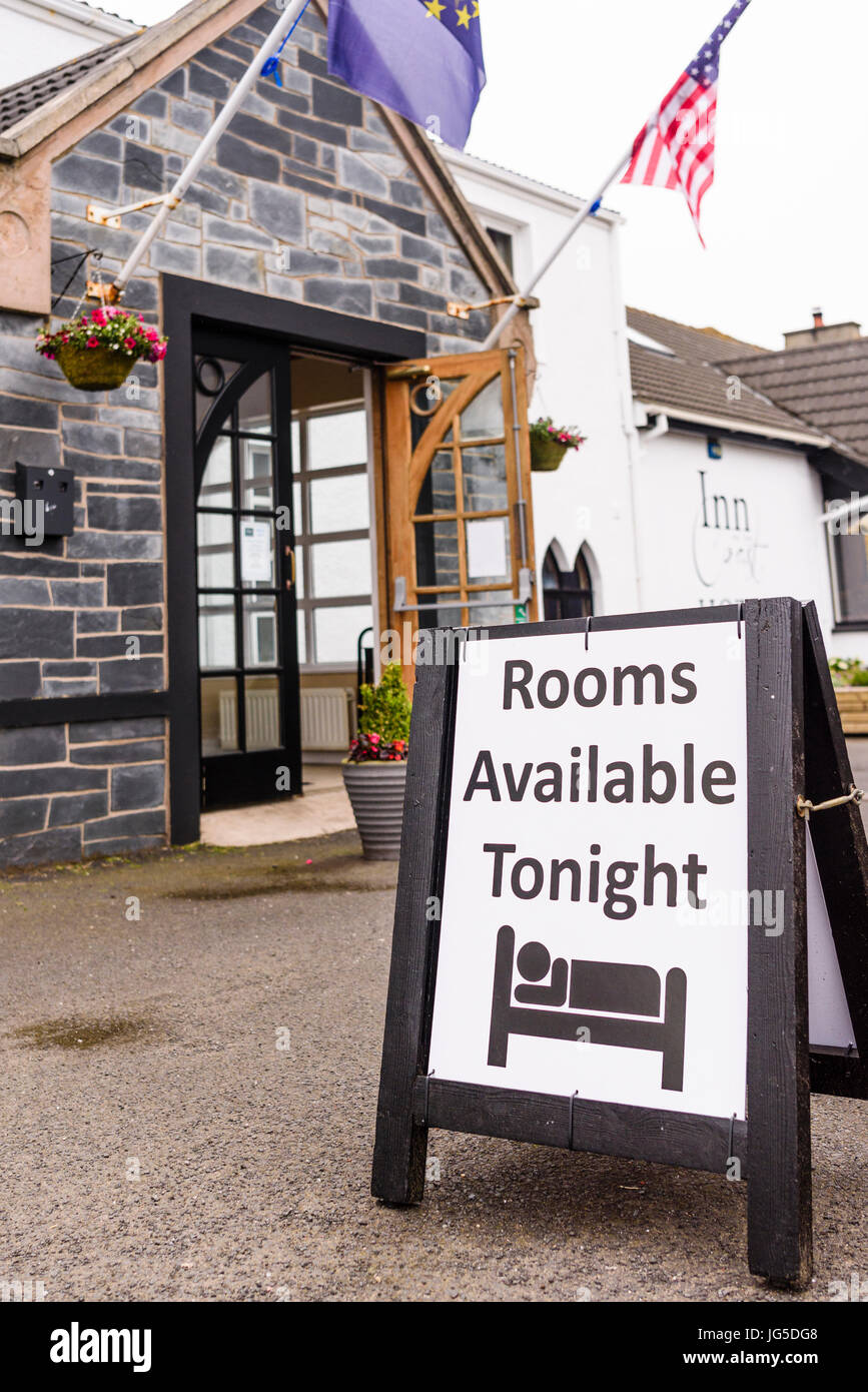 Inscrivez-vous informant que les chambres sont disponibles à l'extérieur de l'auberge sur la côte, Portstewart, le comté de Londonderry, en Irlande du Nord. Banque D'Images