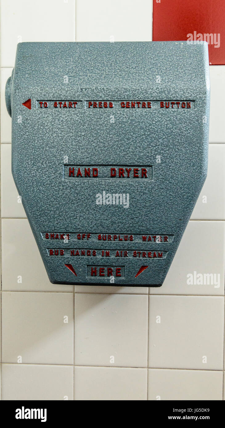 Sèche-mains à l'ancienne avec un boîtier en fonte. Banque D'Images