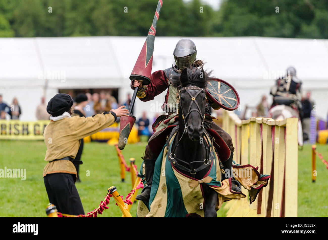 A Knight's squire prend une lance de son chevalier après une joute. Banque D'Images