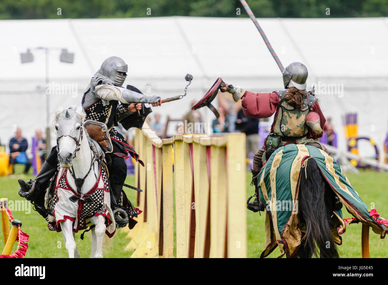 Deux chevaliers au combat à cheval, l'un armé d'une lance, l'autre avec une balle et de la chaîne. Banque D'Images