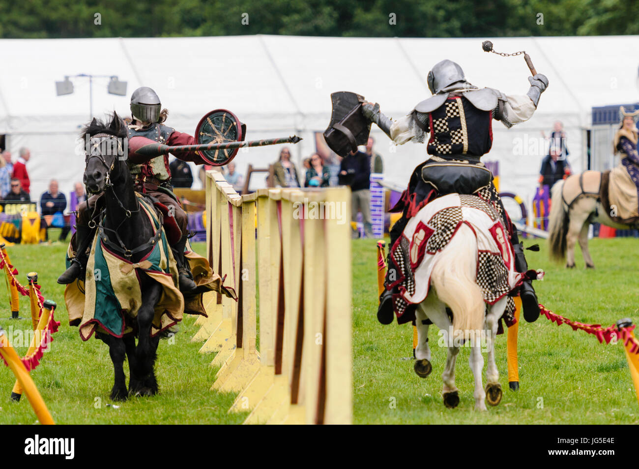 Deux chevaliers au combat à cheval, l'un armé d'une lance, l'autre avec une balle et de la chaîne. Banque D'Images