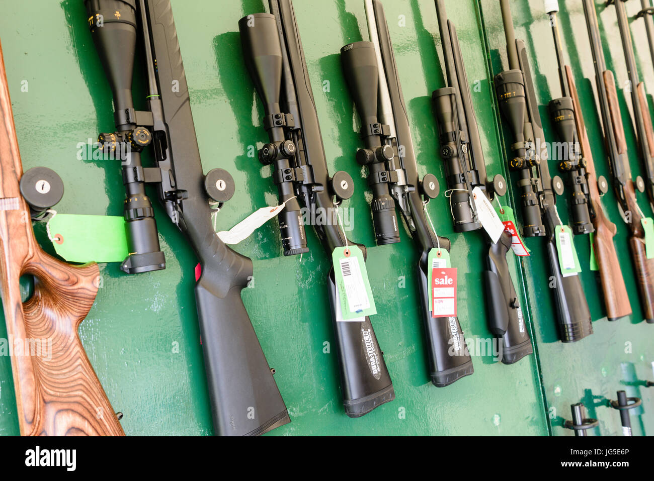 Rifles avec les lunettes à la vente à un décrochage dans un pays juste. Banque D'Images