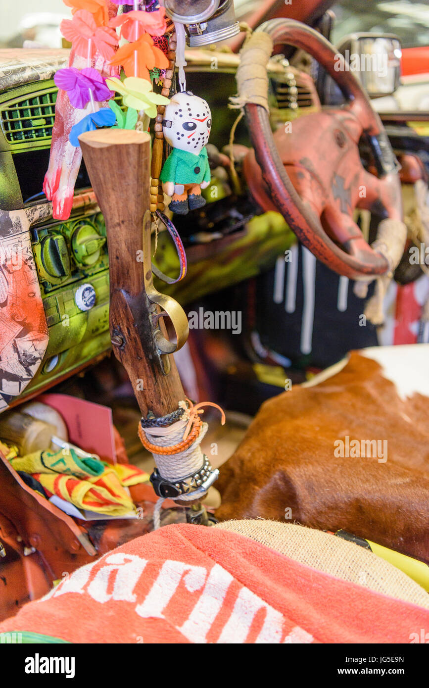 Voiture Volkswagen avec l'intérieur et peint à la bombe dans divers couverts memorabelia. Banque D'Images