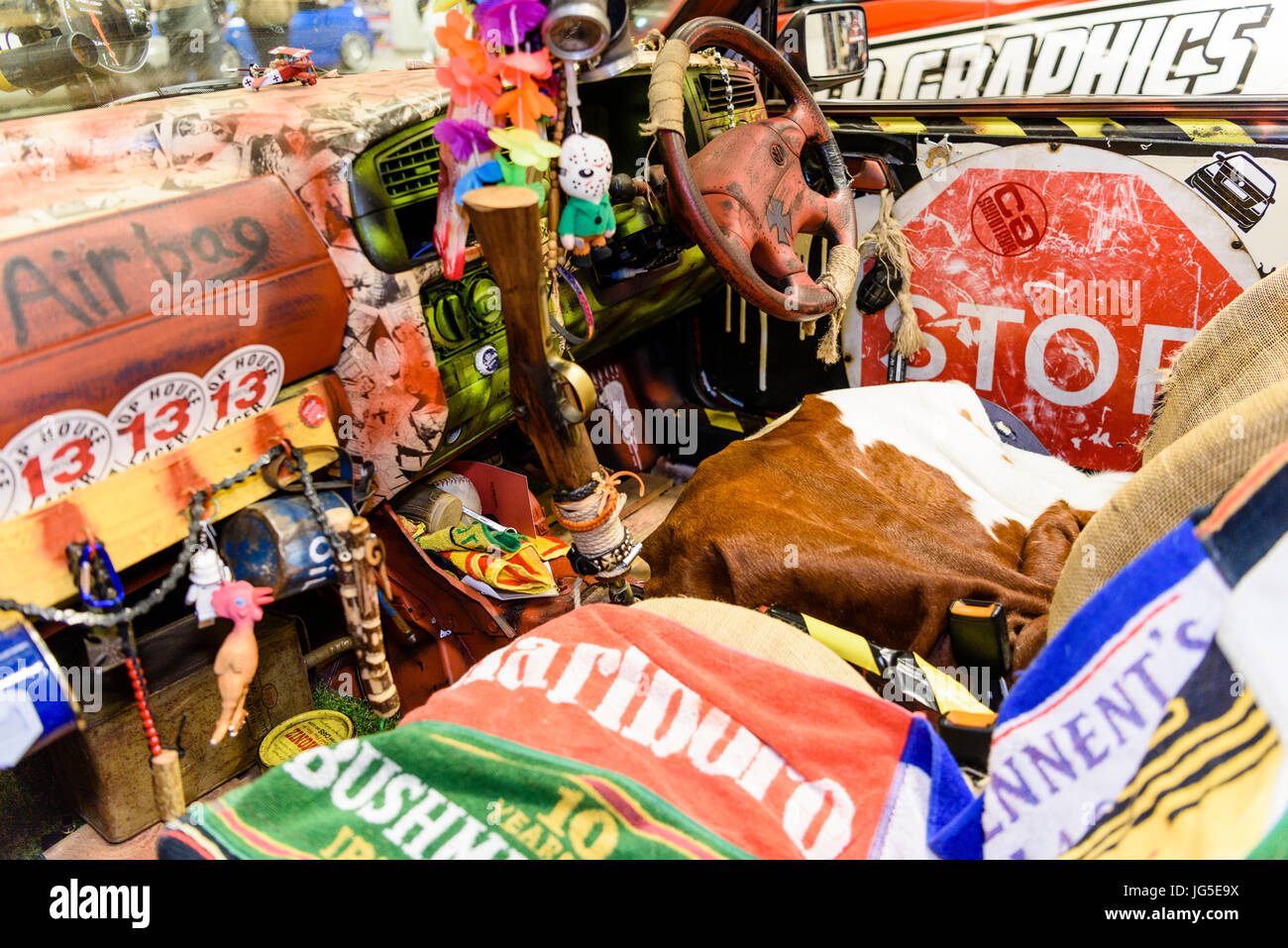 Voiture Volkswagen avec l'intérieur et peint à la bombe dans divers couverts memorabelia. Banque D'Images