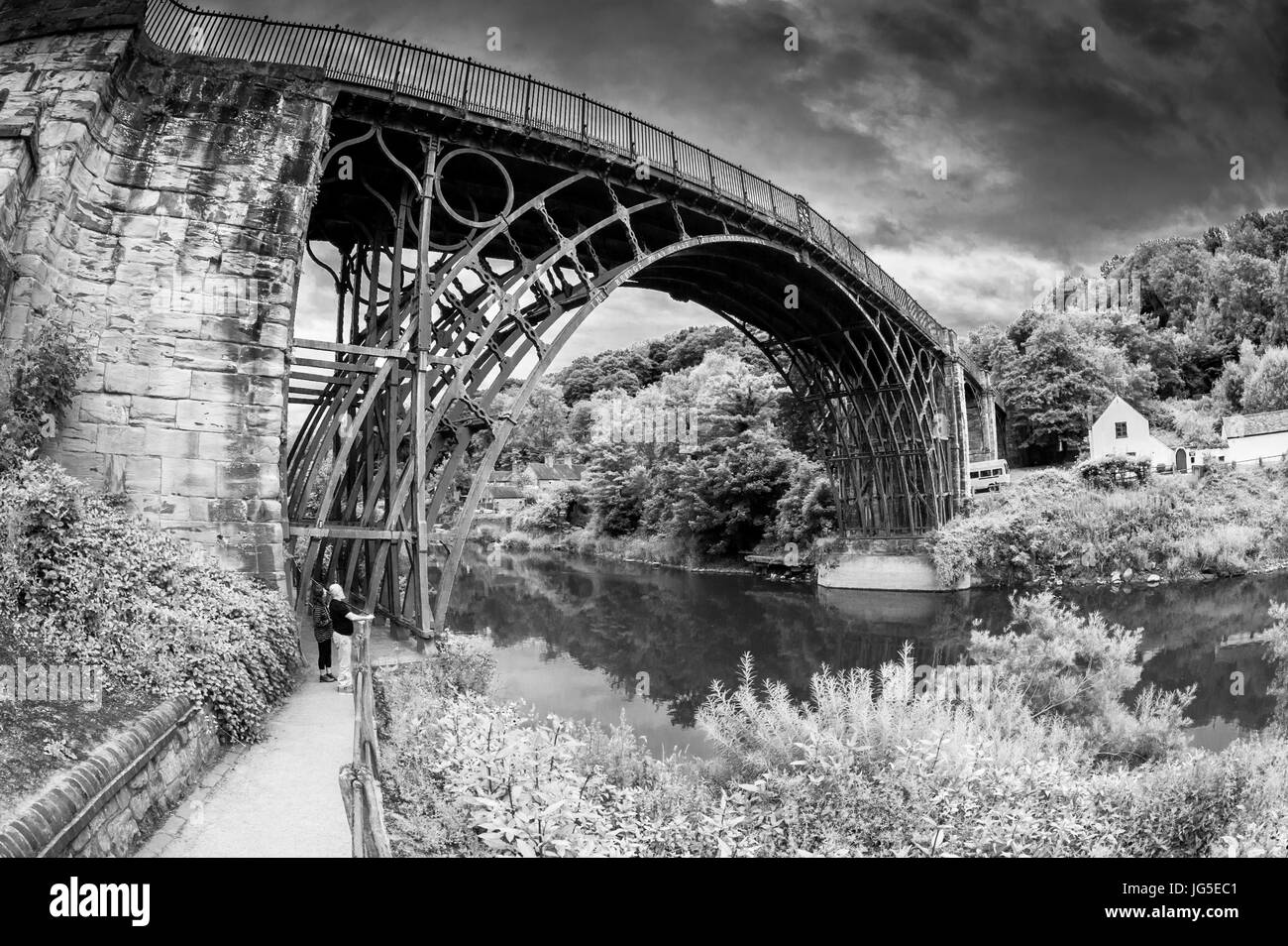 Le Ironbribge, construit par Abraham Darby III sur la rivière Sept à Ironbridge, Telford. Banque D'Images