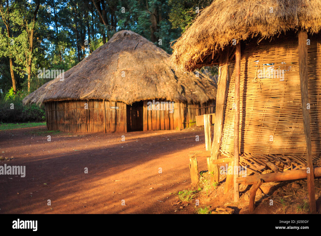 , Traditionnel village tribal de peuple kenyan, Nairobi, l'Afrique de l'Est Banque D'Images