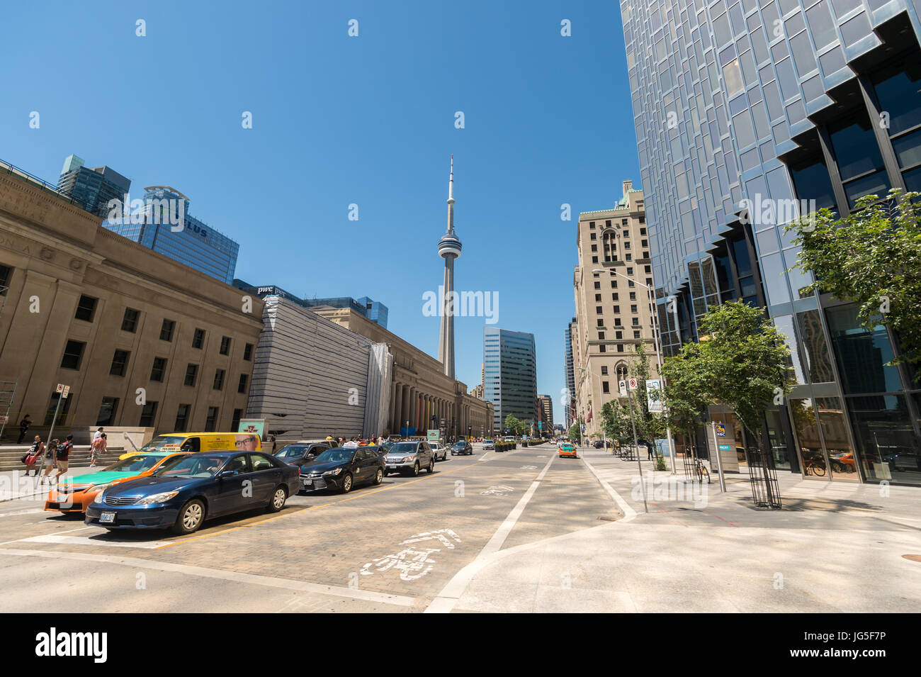 Toronto, CA - 24 juin 2017 : la circulation sur la rue Front avec Tour du CN en arrière-plan Banque D'Images
