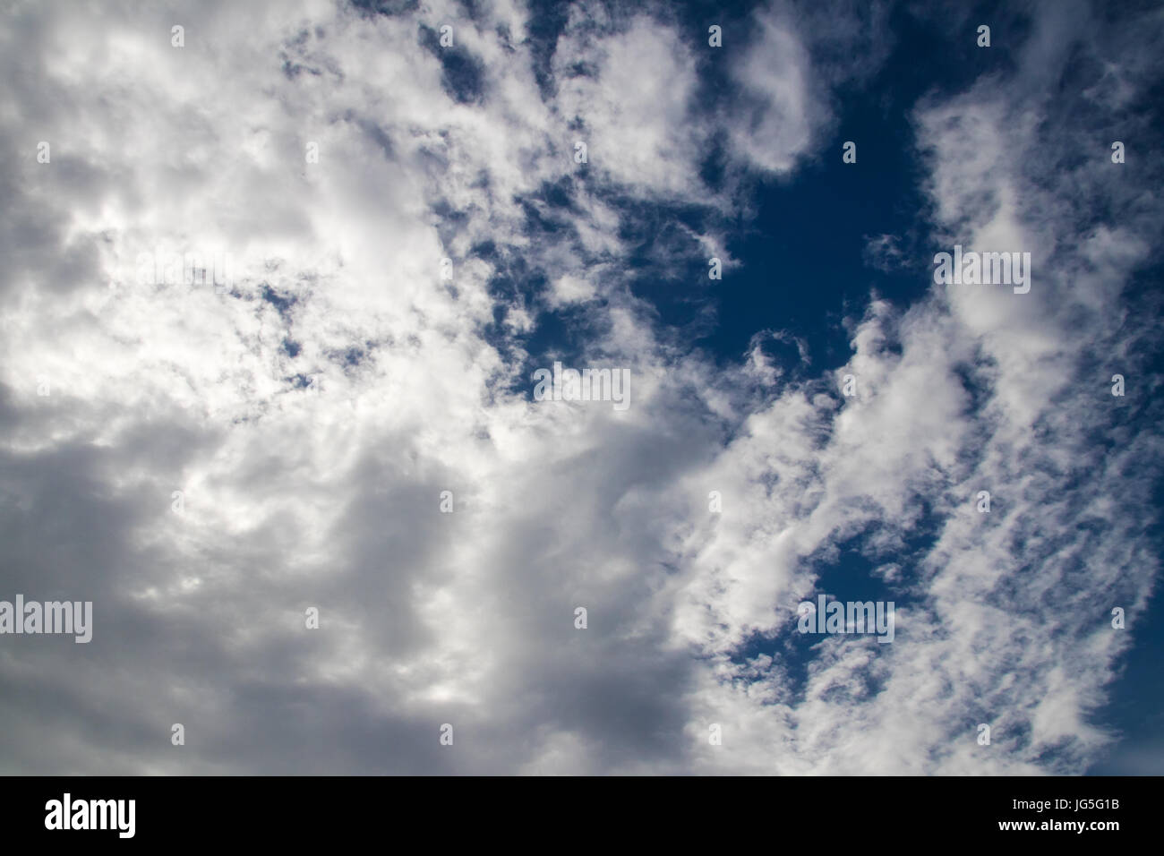 CASCAIS, PORTUGAL - Juin 2017 - Ciel Bleu nuages blancs dans un jour d'été, la nature propre Banque D'Images