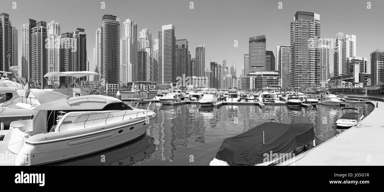 Dubaï - Le panorama de Marina et yachts. Banque D'Images