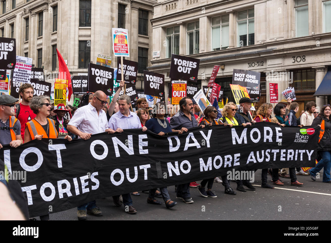 Diane Abbot, ministre du cabinet fantôme holding banner à pas un jour de plus - conservateurs hors manifestation nationale, un Anti-Government et Teresa peuvent protester Banque D'Images