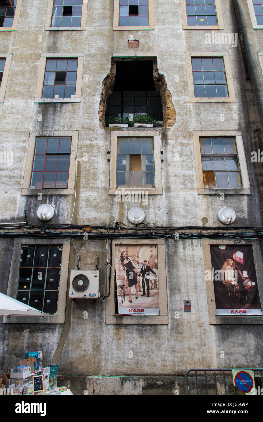 Lisbonne, PORTUGAL - Juin 2017 - Windows de l'ancien bâtiment industriel en LX Factory Banque D'Images