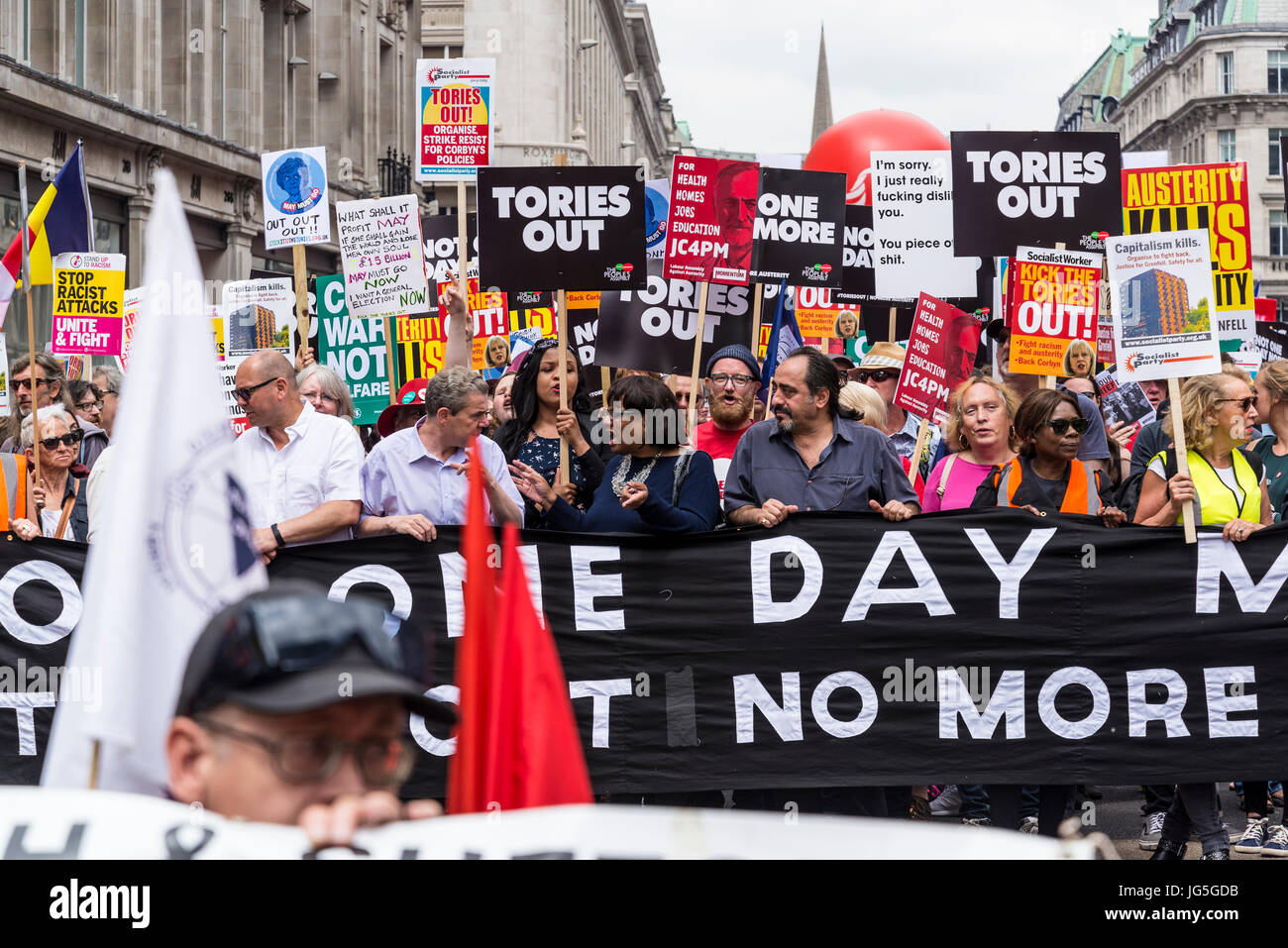 Diane Abbot, ministre du cabinet fantôme holding banner à pas un jour de plus - conservateurs hors manifestation nationale, un Anti-Government et Teresa peuvent protester Banque D'Images