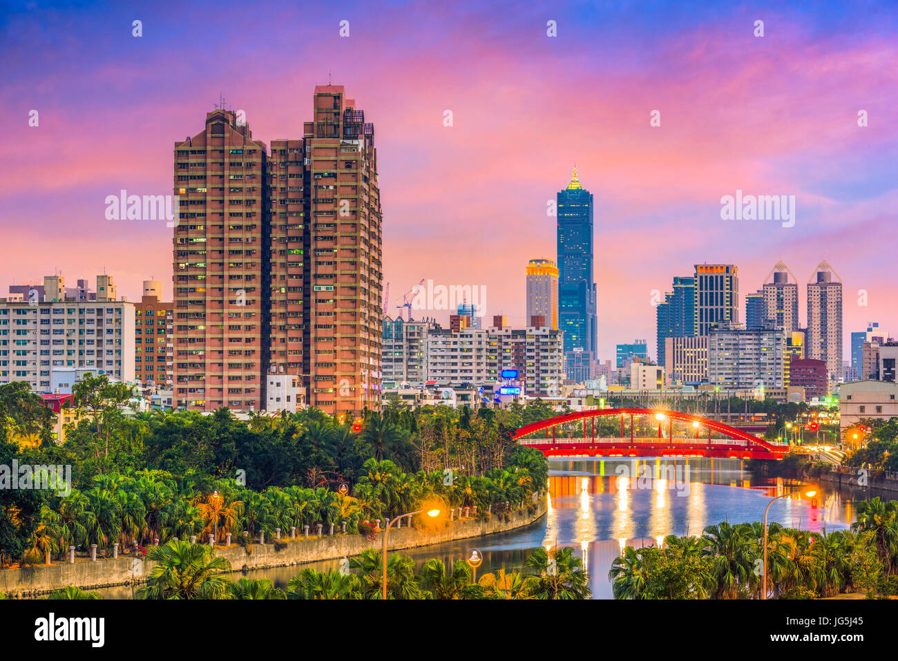 Le centre-ville de Kaohsiung, Taiwan city skyline on Love River. Banque D'Images