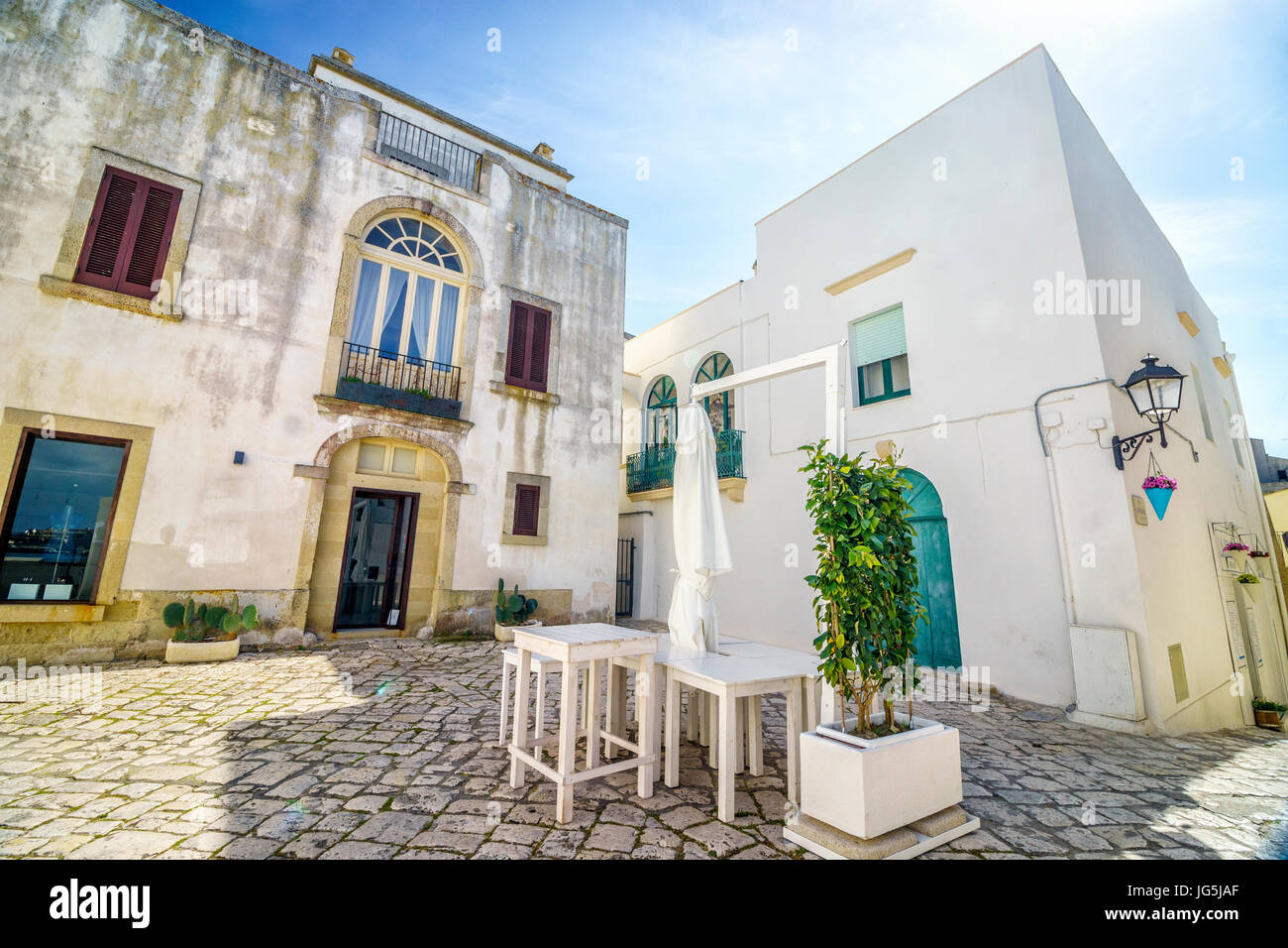 Belle méditerranéenne place publique dans Otranto, Pouilles, Italie Banque D'Images