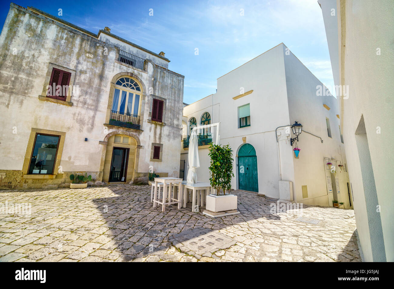 Belle méditerranéenne place publique dans Otranto, Pouilles, Italie Banque D'Images