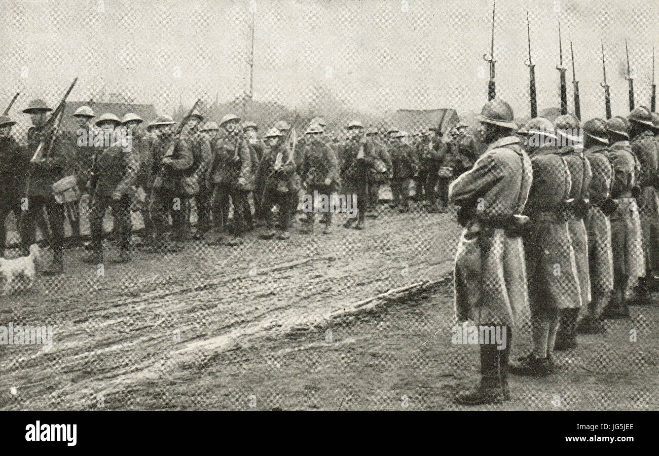 Soldat français guards honneur British camarades, Flandre, 1917 Banque D'Images