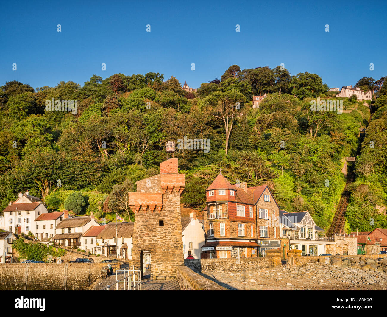 19 Juin 2017 : Lynmouth, Devon, UK - Bâtiments à l'angle de Riverside Road et de l'Esplanade à Lynmouth Devon, vu de la jetée à l'aube Banque D'Images