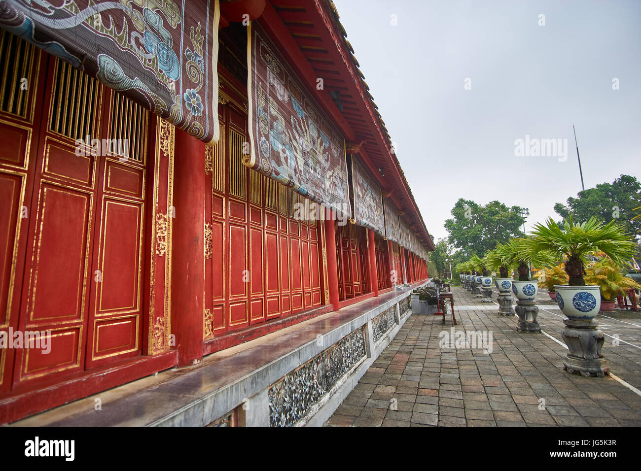 Tempel vietnamien traditionnel mur avec des peintures colorées dans la ville impériale de Hue, Vietnam. Banque D'Images