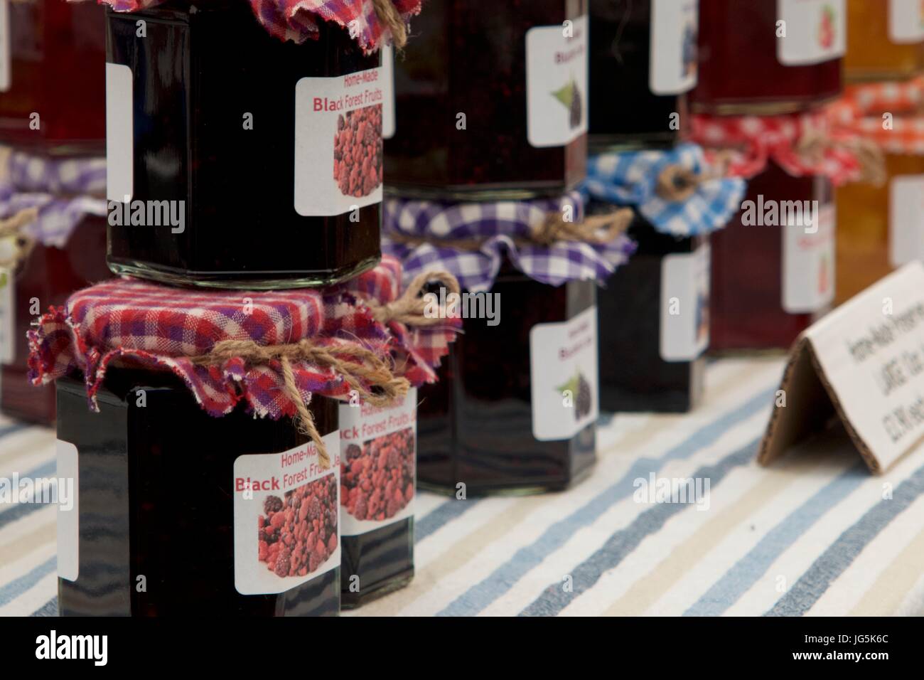 Lignes de confitures à juger de la tente à Malton Show, Malton, North Yorkshire, UK Banque D'Images