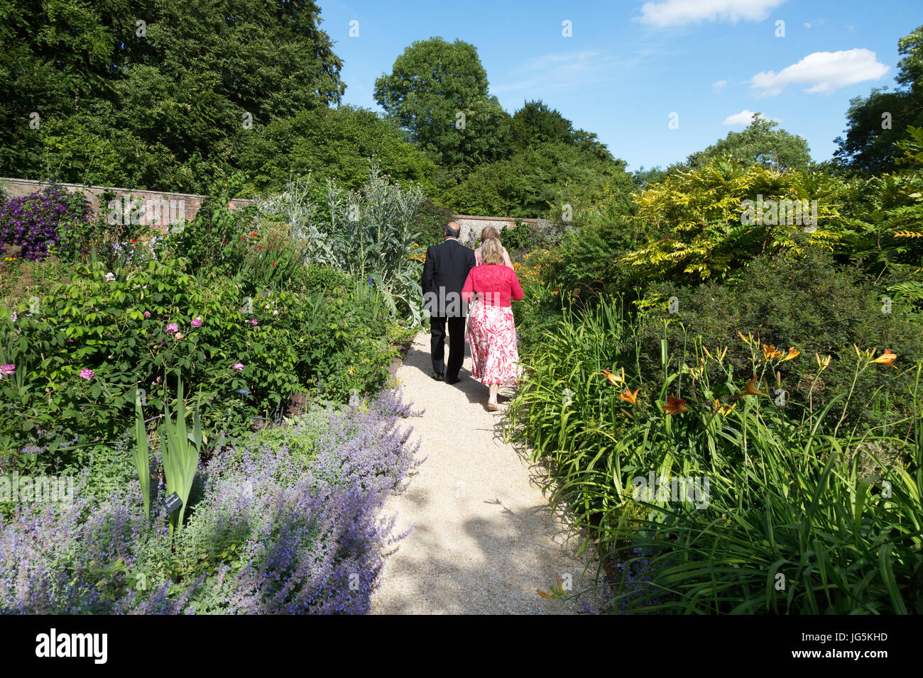 Garsington Opera - personnes regardant les jardins, parc Wormsley Estate, accueil de la famille Getty, Saunderton, Buckinghamshire England UK Banque D'Images