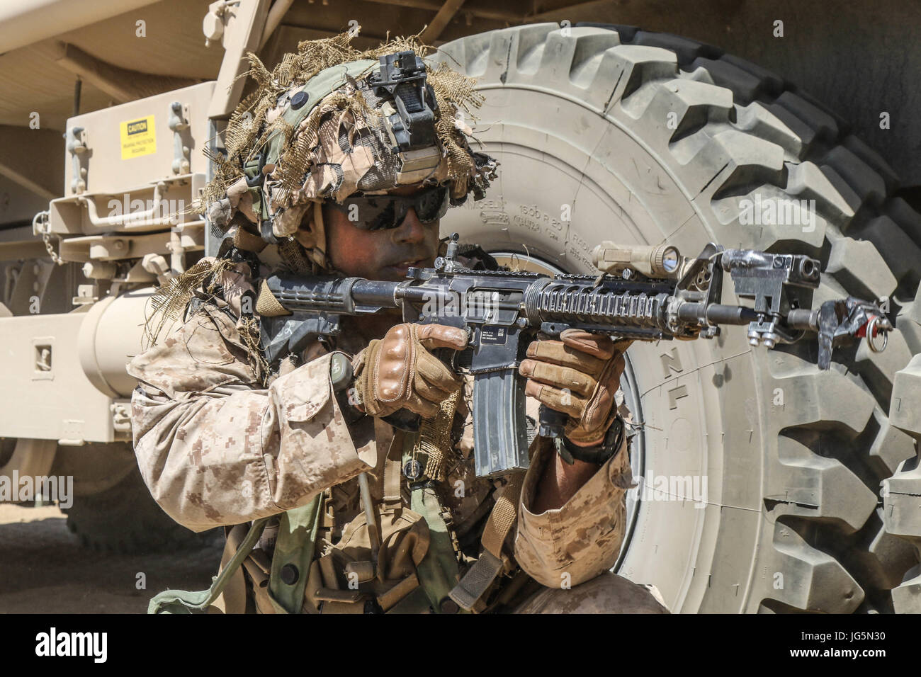 FORT IRWIN, en Californie - une compagnie de marines des États-Unis E, 2e Bataillon, 4e Régiment d'infanterie, 1 Division de marines, Camp Pendleton, Californie, agissant comme un invité Blackhorse Trooper, utilise un véhicule ennemi comme lors de leur assaut sur la 1ère Stryker Brigade Combat Team, 4e Division d'infanterie de la Brigade de la surface d'appui, à l'extérieur du passage alpin, Centre de formation national, le 30 juin 2017. Cette phase de rotation NTC 17-07,5 a contesté la Brigade Raider sa capacité de mener une défense délibérée contre un adversaire près de pair. (U.S. Photo de l'armée par la FPC. Austin, Anyzeski ACR 11) Banque D'Images