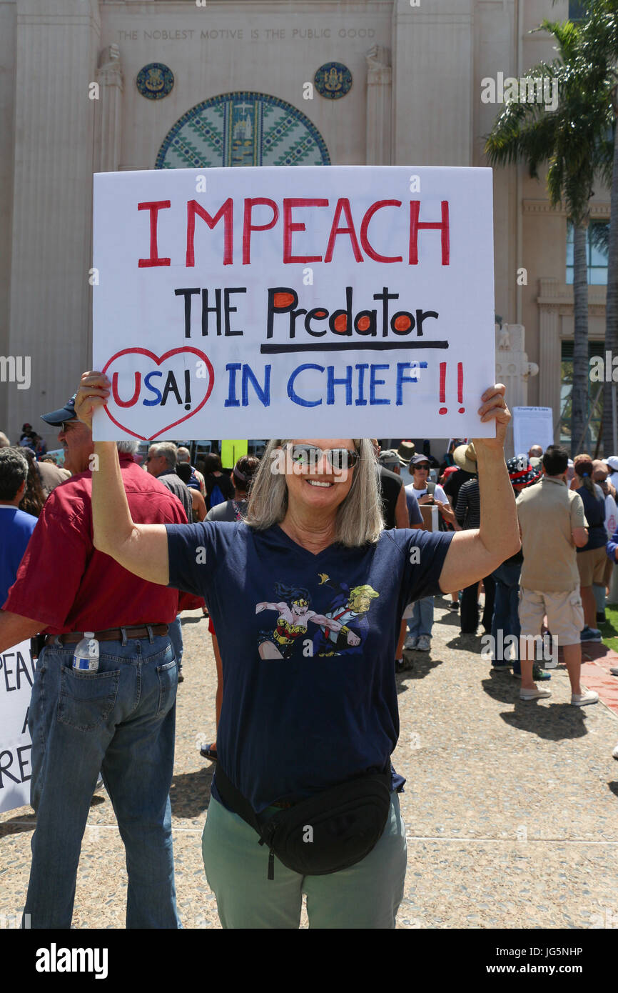 Femme tenant un 'attaquer le prédateur en Chef' signe à la destitution Mars à San Diego le 2 juillet 2017 pour protester contre le comportement de Trump, Russie Banque D'Images