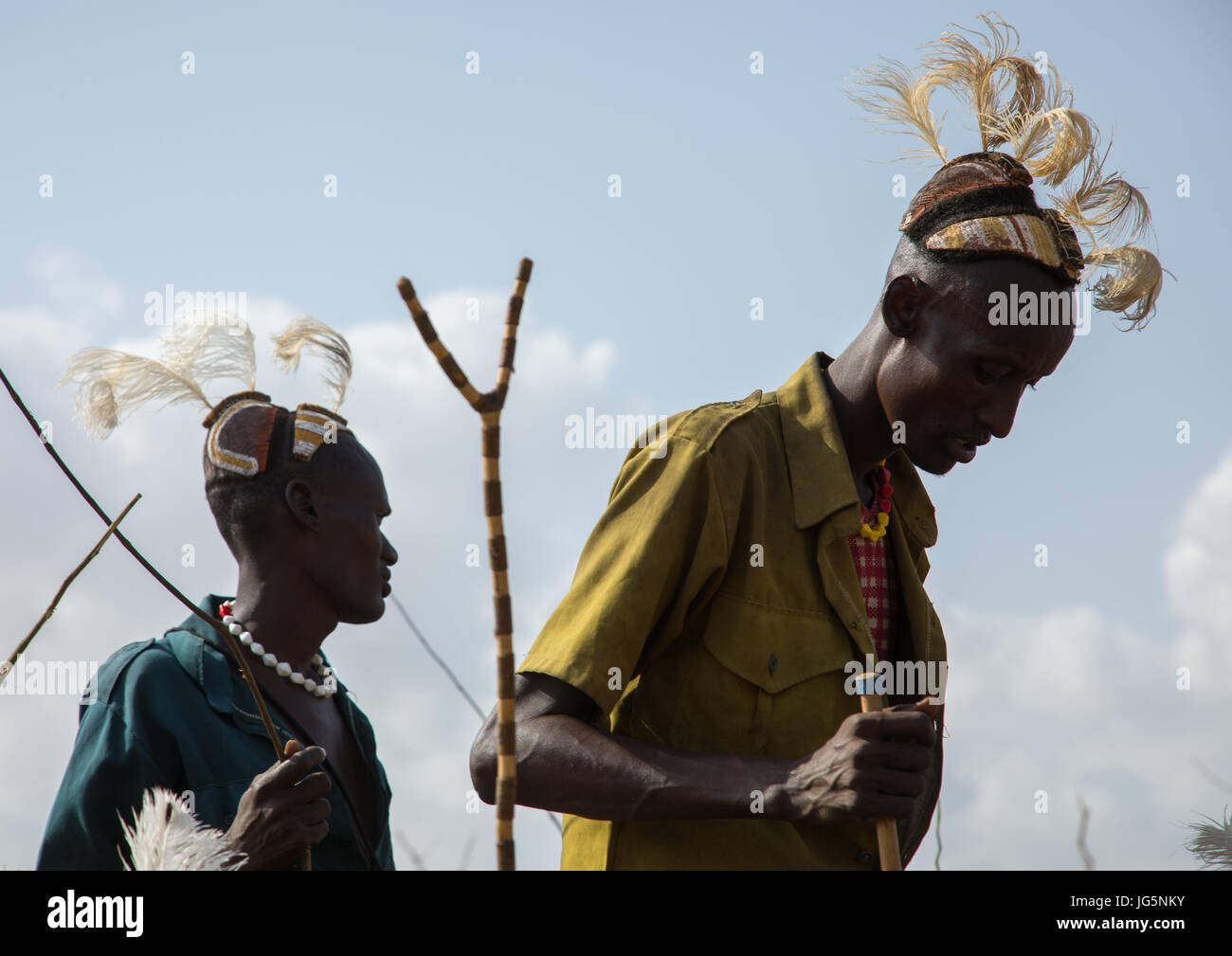 Les guerriers de la tribu au cours de la cérémonie à l'ox fière tribu Dassanech, comté de Turkana, Omorate, Ethiopie Banque D'Images