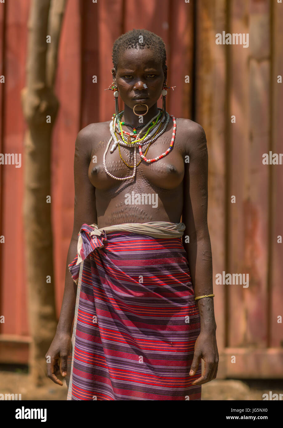 Portrait d'une femme réfugiée soudanaise tribu Toposas à scarifications sur son corps, vallée de l'Omo, Ethiopie, Kangate Banque D'Images