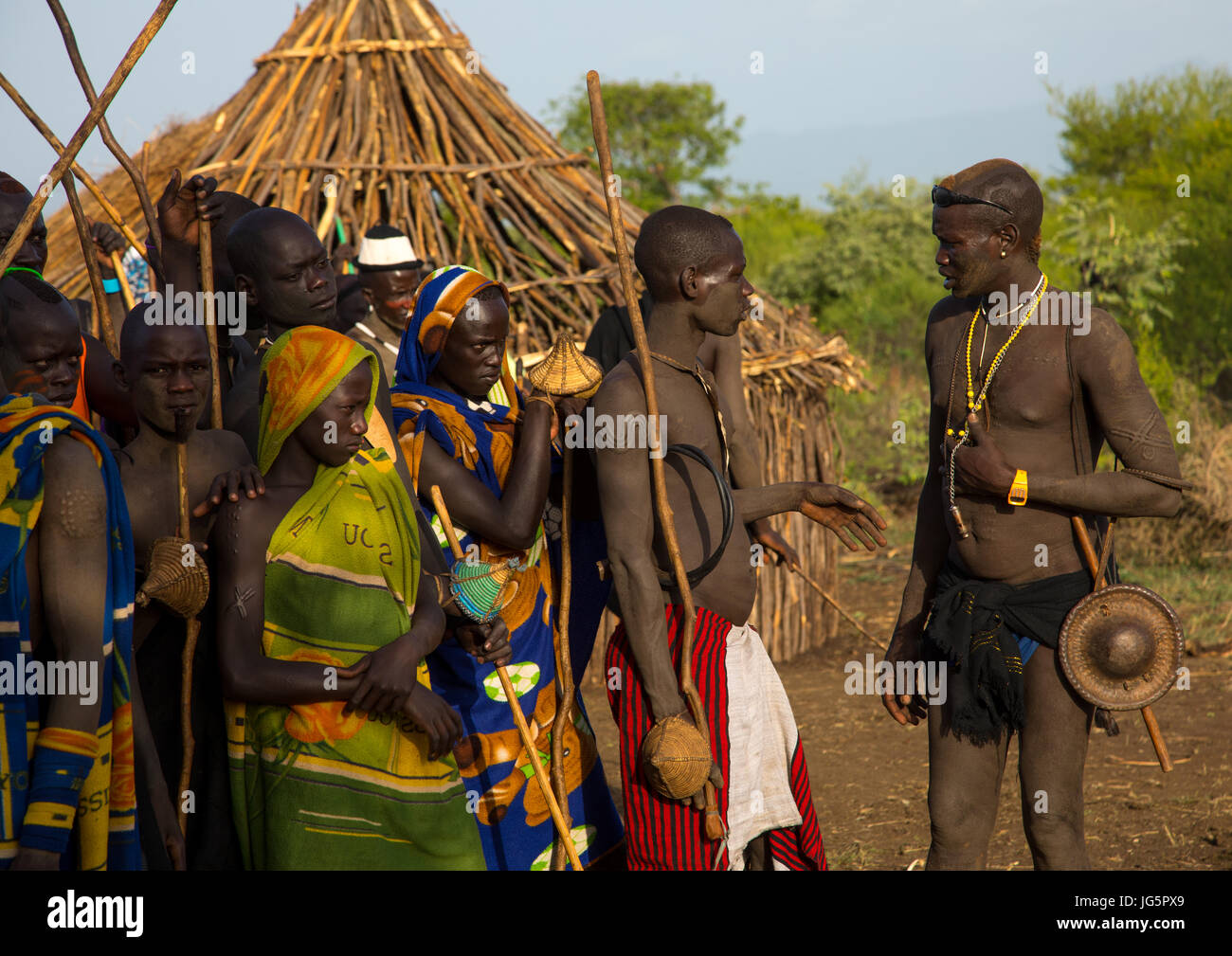 Les jeunes hommes au cours de la cérémonie d'hommes gras en tribu Bodi, vallée de l'Omo, Hana Mursi, Ethiopie Banque D'Images