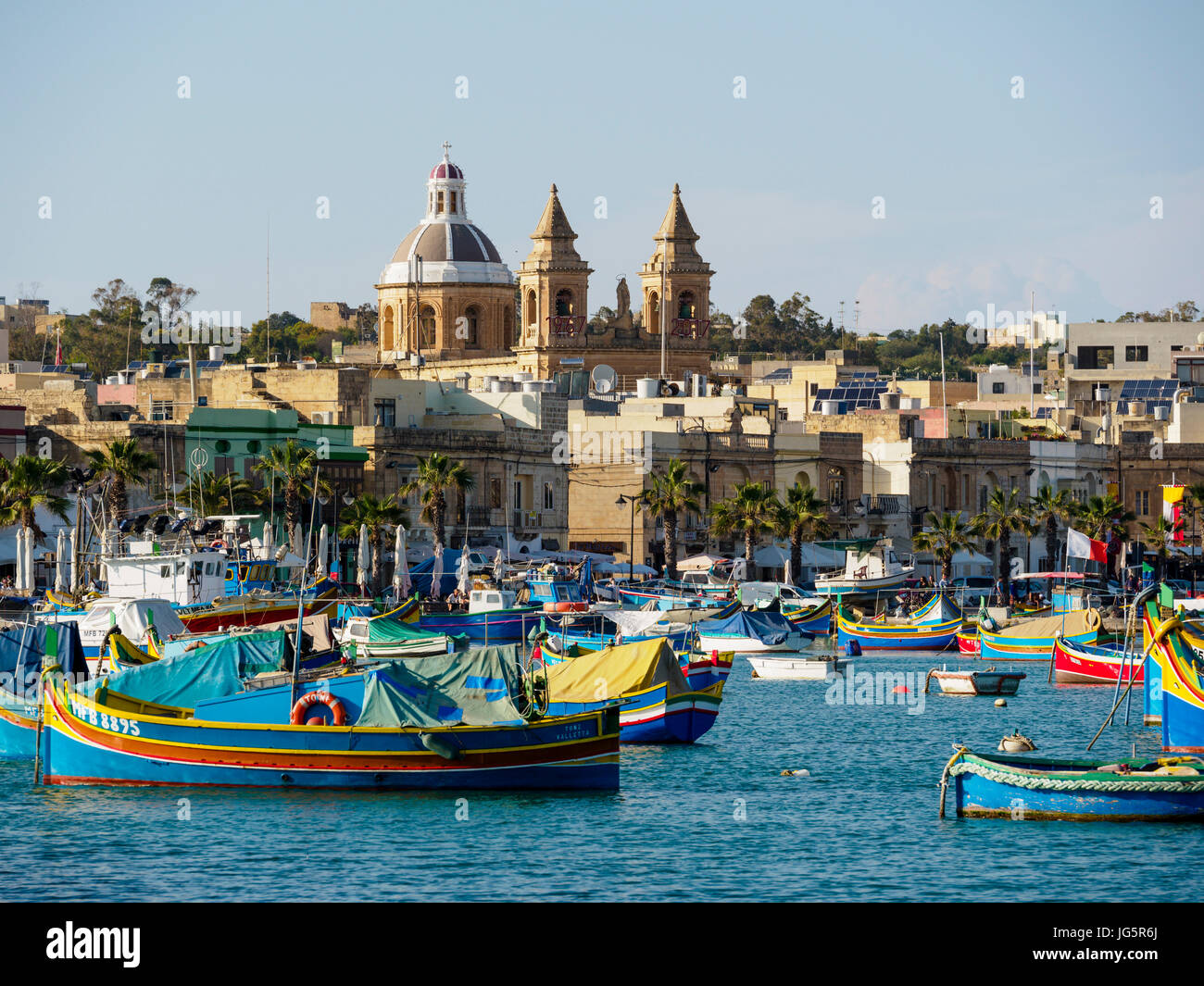 Malte : bateaux de pêche colorés dans le port de Marsaxlokk Banque D'Images