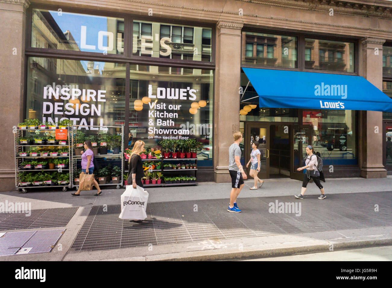 Une urbaine Lowe's home improvement store à New York le mardi, Juin 27, 2017. Lowe's actions entreprises ont diminué de 3,7  % depuis leur rapport de revenus le mois dernier, ce qui a manqué aux attentes des analystes. Lowe's est la deuxième plus grande chaîne après l'amélioration de Home Depot. (© Richard B. Levine) Banque D'Images
