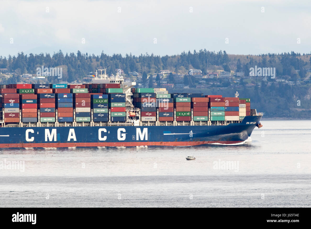 Conteneur passe par petit bateau de pêche dans la région de Puget Sound, dans l'État de Washington. Banque D'Images