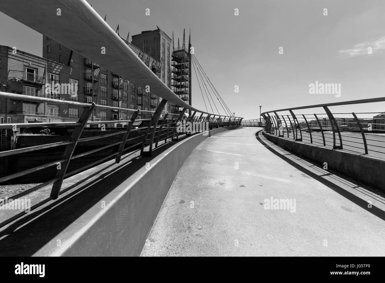 D'entrée d'une passerelle au-dessus de la Tamise, rue étroite, Limehouse, Tower Hamlets, London, UK Banque D'Images