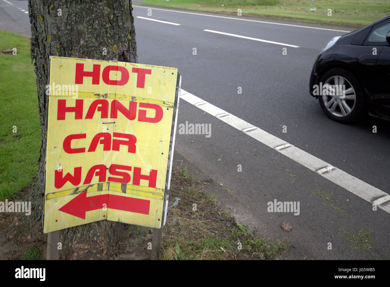 Lavage de voiture hot hand sign avec road et street on tree Banque D'Images