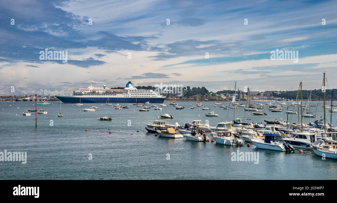 France, Bretagne, Dinard, Port de Plaisance de Dinard, l'amarrage du Yacht Club Dinard sur la Rance, dans la baie du Prieuré en vue de crui Banque D'Images