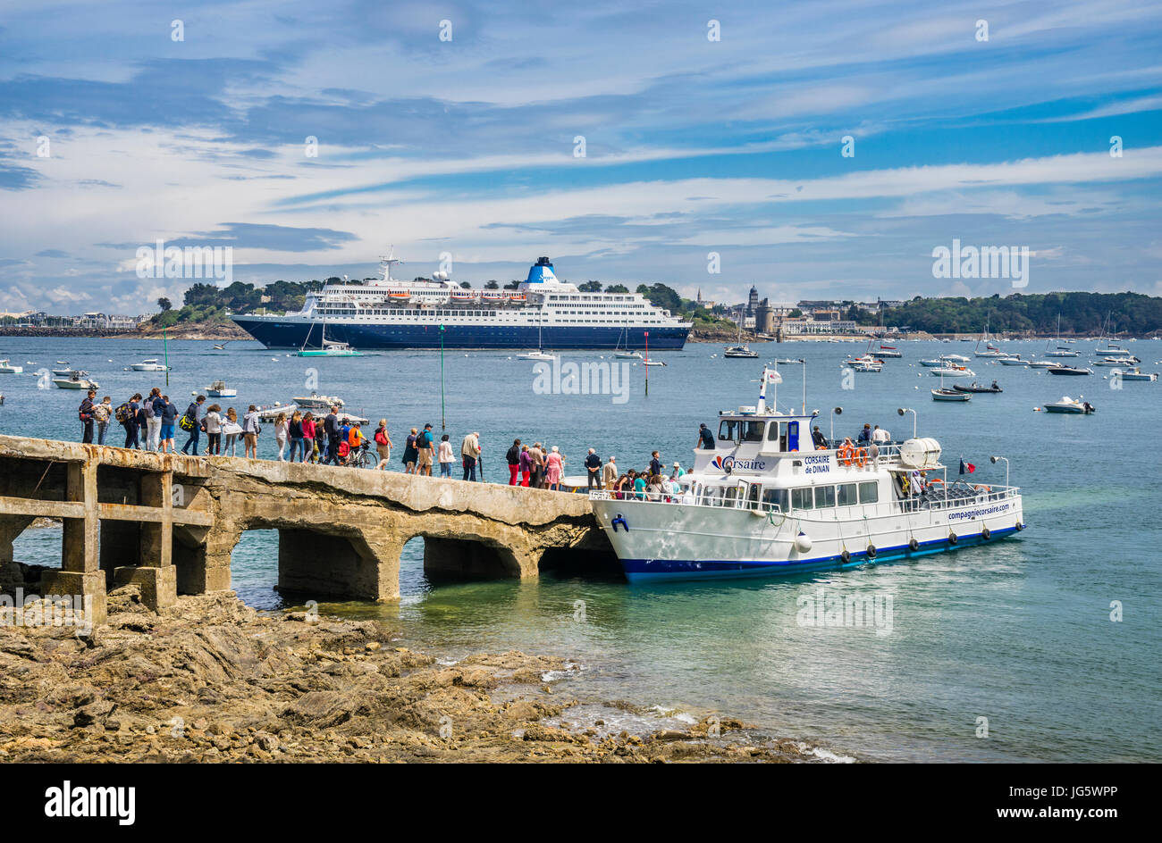 France, Bretagne, Dinard, d' bateau "Corsaire de Dinard' à la jetée de Dinard sur le bord de la Rance sur la toile de bateau de croisière 'Saga Banque D'Images