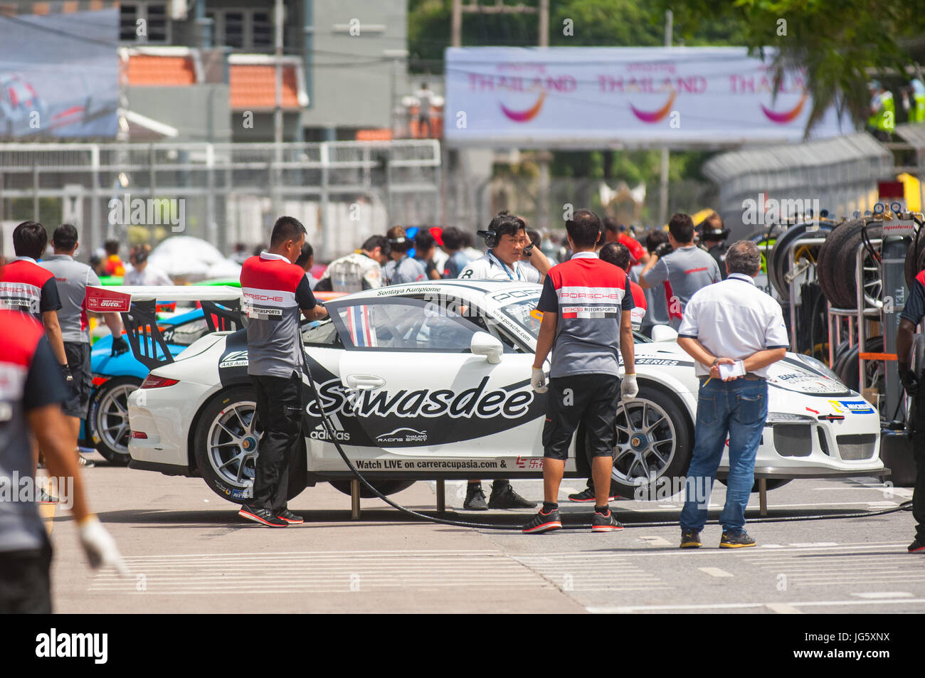 Bang Saen, Thaïlande - 1 juillet 2017 : la Porsche GT3 Cup de Sontaya Kunplome de Thaïlande en cours d'entretien de la voie des stands pendant que Porsche Carrera Cup Banque D'Images